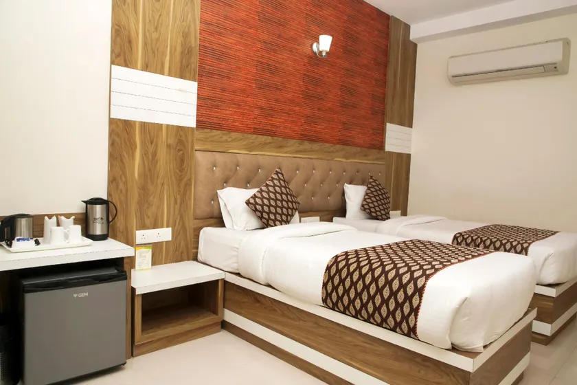 Hotel Ganges Grand - 600m from Kashi Vishwanath Temple - Image 1