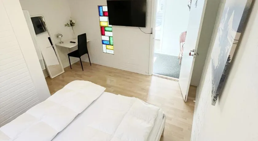 Central Large Double Room with free parking - Image 1