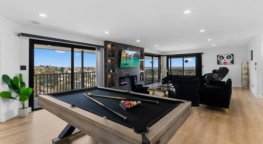 Luxury Hilltop Getaway Scenic Views - Image 1