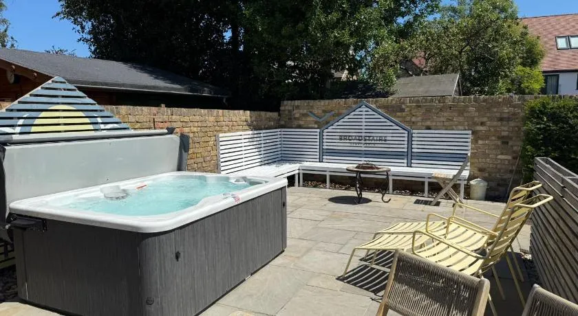 Broadstairs Apartments with luxurious 4-person communal hot tub - sleeps up to 20 people - Image 1