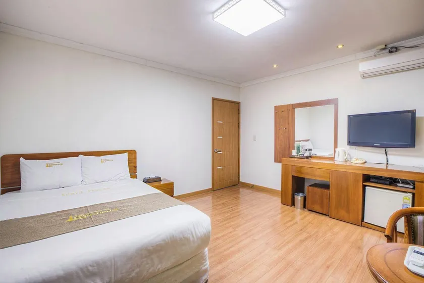 Lighthouse Hotel - Image 1