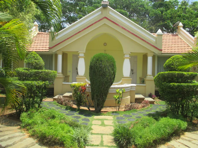 Golden Mile Cozy Cottage with a pool amidst nature - Image 1