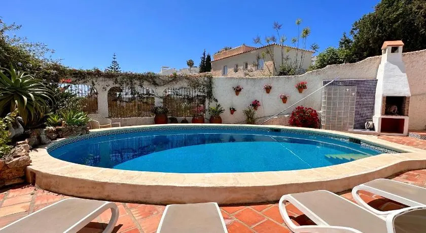 Apartamento vacacional con piscina privada, barbacoa y jardín - Image 1