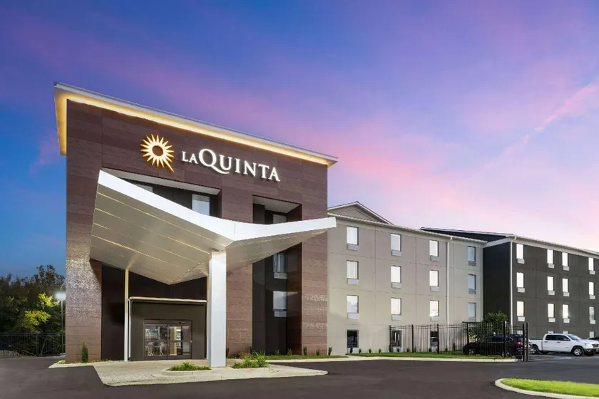 La Quinta Inn & Suites by Wyndham Memphis I-240 - Image 1