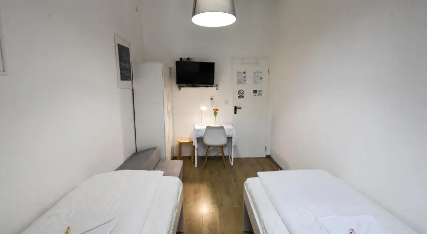 Pest-port apartment 4 rooms for 16 person - Image 1
