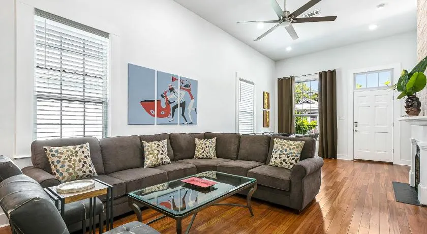 Cozy and Charming House with Luxury Amenities - Image 1