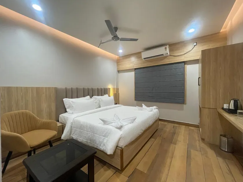 HOTEL COSMOS - Image 1