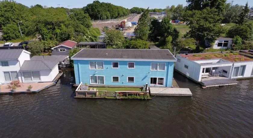 Amster Houseboat - Image 1