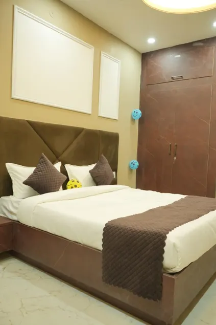 Hotel Urban Crown - Image 1