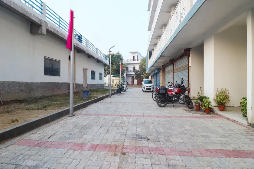 OYO Flagship Metro Inn - Image 1
