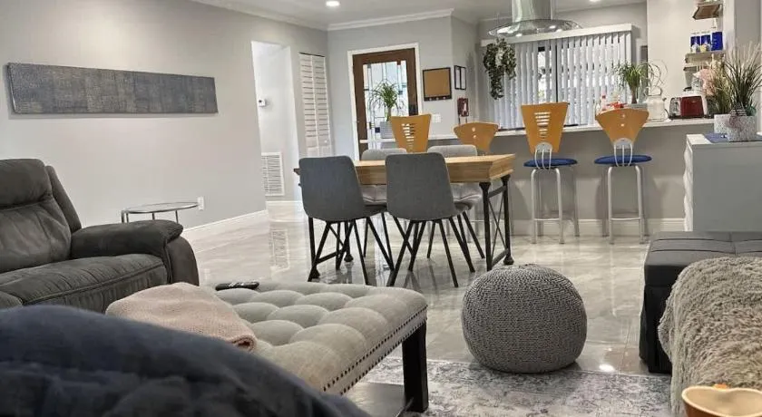 Newly Renovated Villa with Hot Tub - Image 1