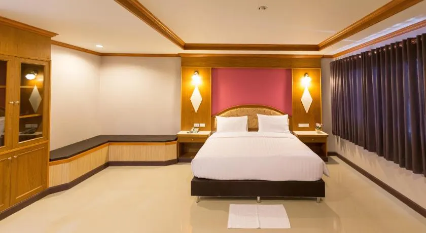 Thungtawan Hotel - Image 1
