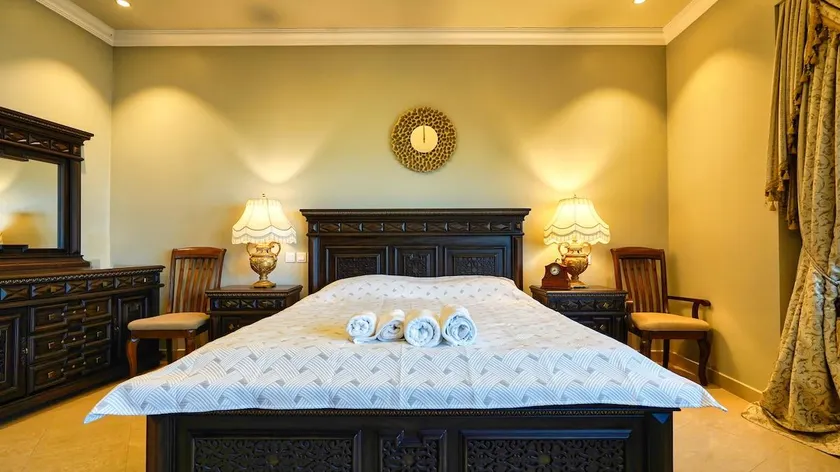 A cozy 1 bedroom Apartment in Al Hamra Palace - Image 1