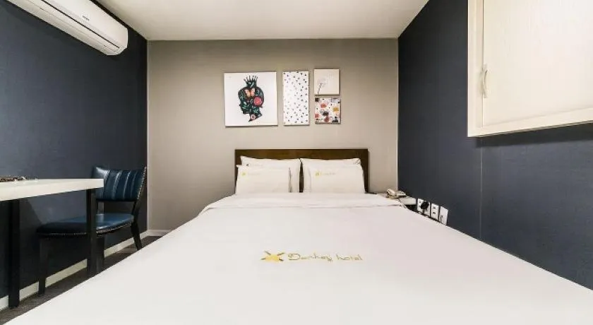 Donkey Hotel - Image 1