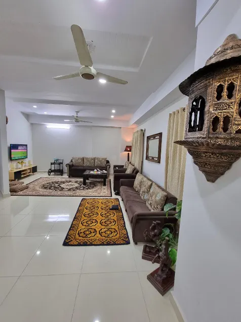 Three Bed Attach Bath Hall Kitchen Wifi Parking - Image 1