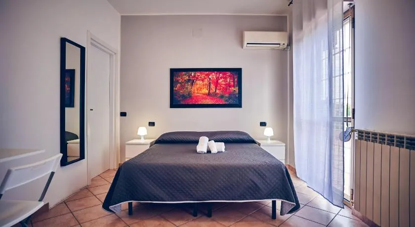 Travelershome 7Metri Ciampino GuestHouse - Image 1
