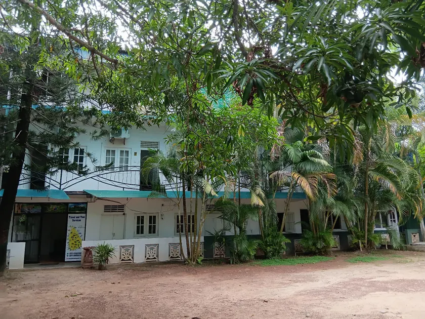 Shady transit hotel - Image 1