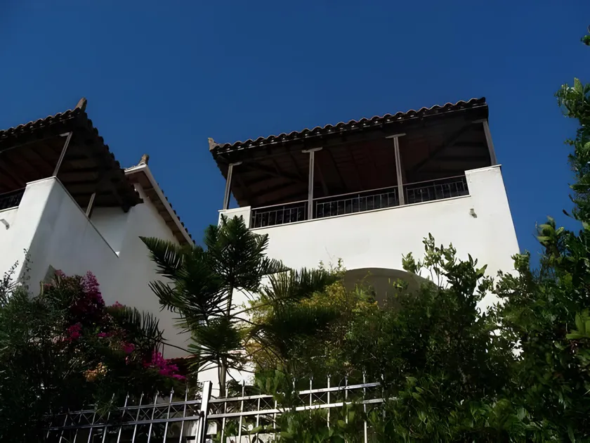 Captain George's Apartments - Image 1