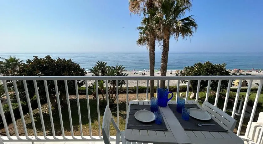 Apartamento en Primera Línea de Playa - Image 1