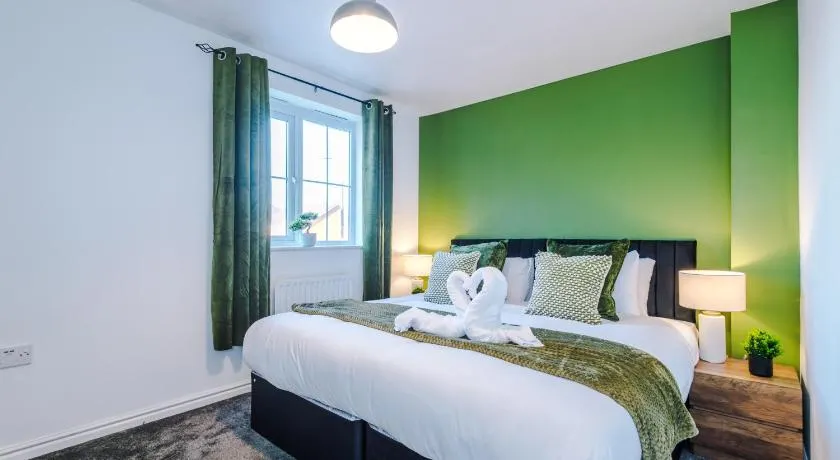 Saint Helens Spacious 3BR Olive Suite Sleeps 7 - Image 1