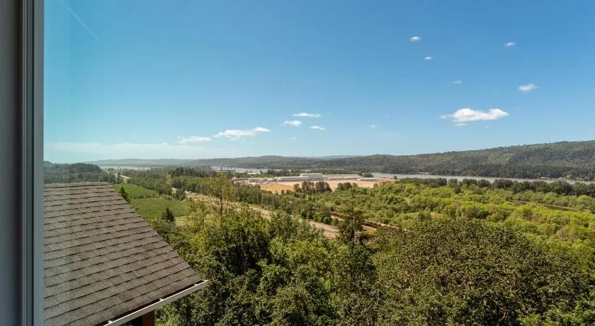 Eagles Bluff 1BR Suite of Kalama Oaks Lodge - Image 1