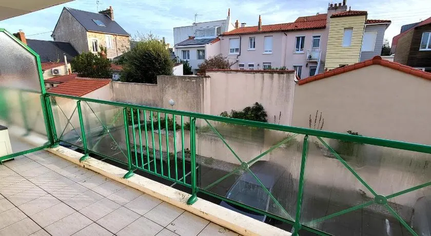 Appartement T2 : grande terrasse équipée, parking, à 200m de la mer et 400m de la plage - FR-1-92-735 - Image 1