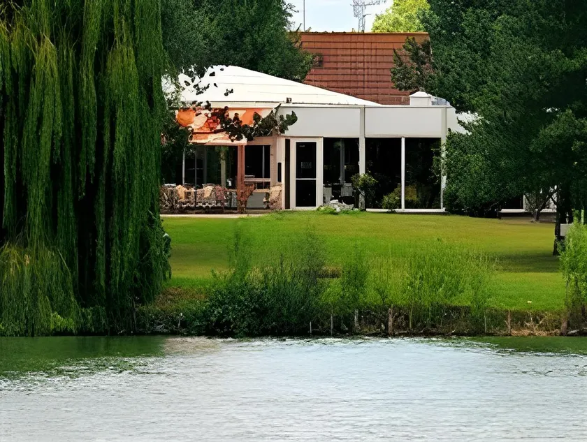 Hotel du Lac - Image 1