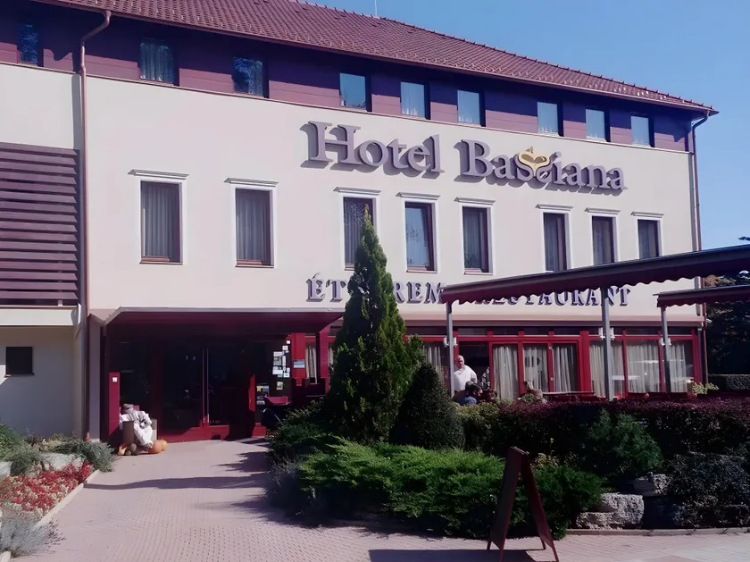 Bassiana Hotel és Étterem - Image 1