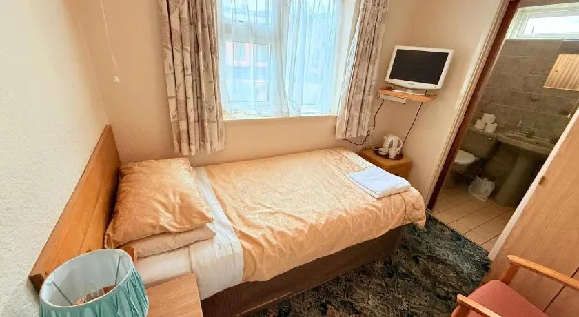 Hylands Hotel Single Room with Shared Bathroom & Free Parking - Image 1