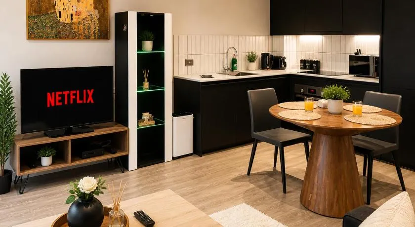Canal-Side Apartment with Private Terrace - Castlefield - Business & Long Stays - Image 1