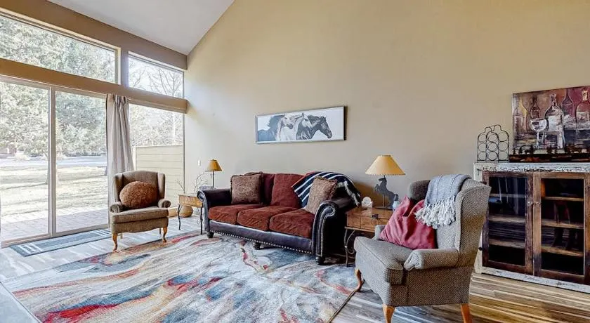 Inviting townhouse with fast WiFi patio & access to pools golf tennis & gym - Image 1