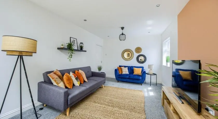 4BR Coventry l Sleeps 8 l With Garden - Image 1