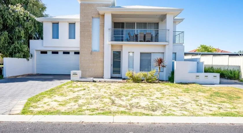 Sea Breeze Villas by Rockingham Apartments - Image 1