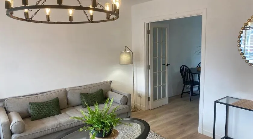 Modern 3 bed home by Glasgow airport - Image 1