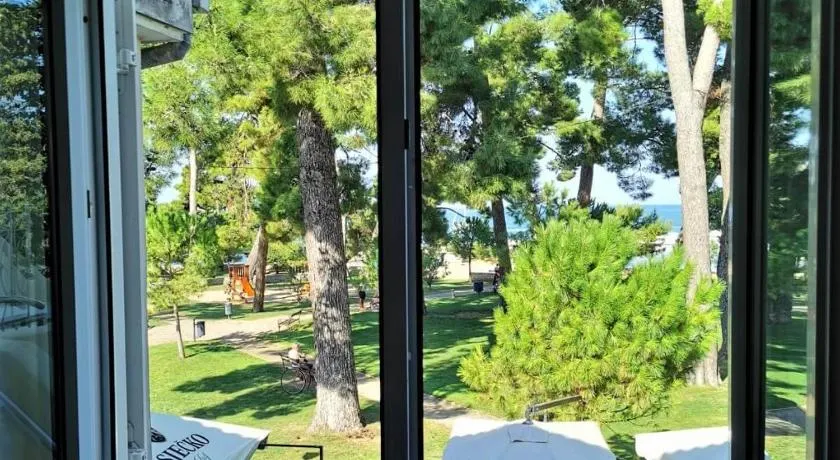 Villa Bionda Beachfront Apartments, Old Town Novigrad - Image 1
