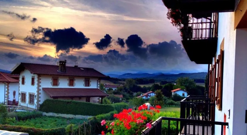 Apartamento 'Ultzama' con vistas a la montaña y balcón - Image 1