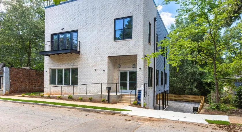 Decatur Delight Mixed- Use Apartments! - Image 1