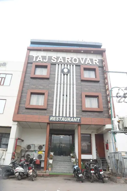 Hotel Taj Sarovar - Image 1