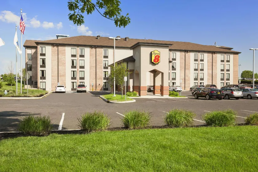 Super 8 by Wyndham Mount Laurel - Image 1