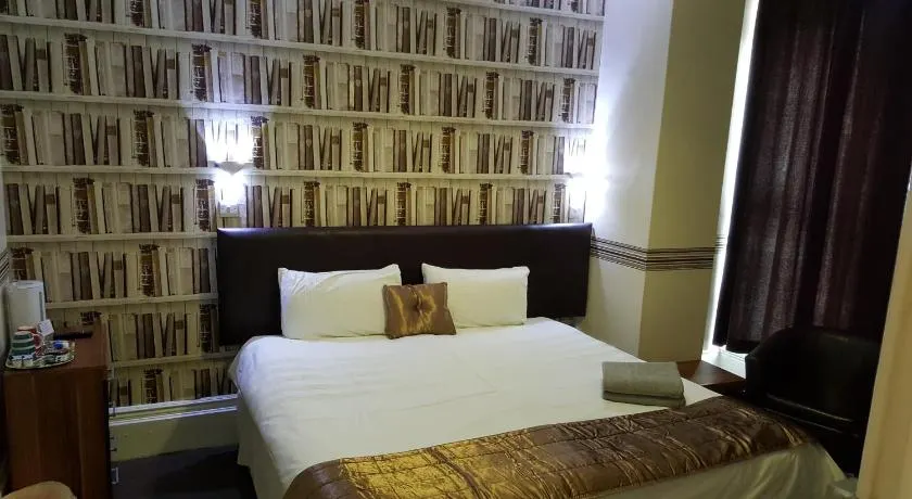 Portsmouth Budget Hotels - All rooms are EN-SUITE - Image 1