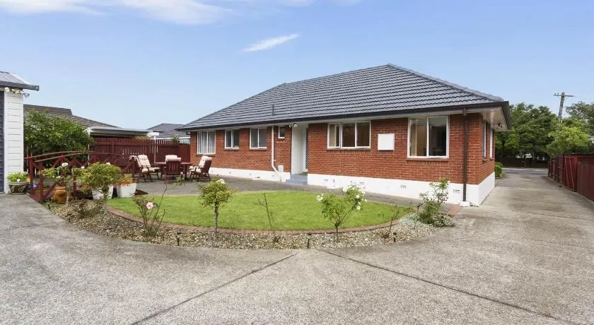 Auckland Airport Guest House - Image 1