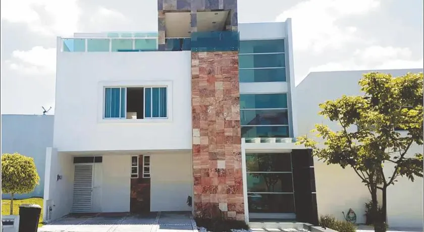 Casa Grande, Cómoda y con Seguridad - Excelente Ubicación - Image 1
