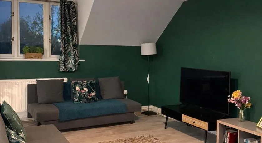 Modern Spacious Flat In Ipswich - Sleeps 6 - Parking - Image 1
