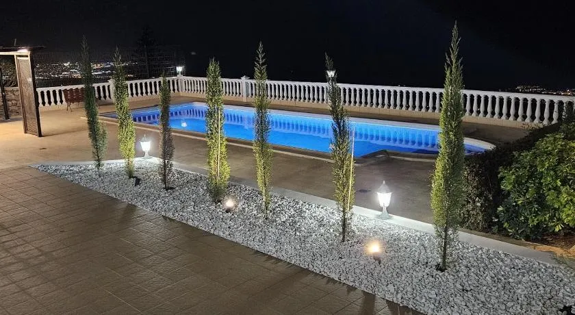 Villa de vacances 'Cool 4-bedroom with Sea Views' avec vue sur la mer, Wi-Fi et climatisation - Image 1