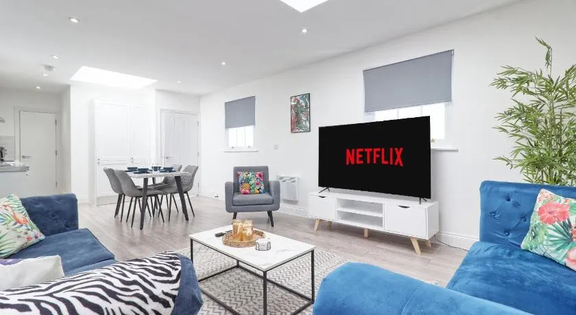 Chelmsford City Centre Modern Duplex With Parking, Wi-Fi & Netflix - Image 1