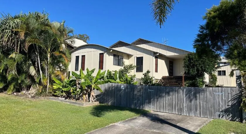 14 Manooka Drive - Rainbow Beach Pets Welcome. Fully fenced - Image 1
