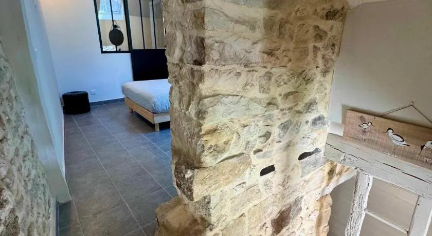 Maison en plein coeur de la cité médiévale de Moret-sur-Loing avec jardin ! - Image 1