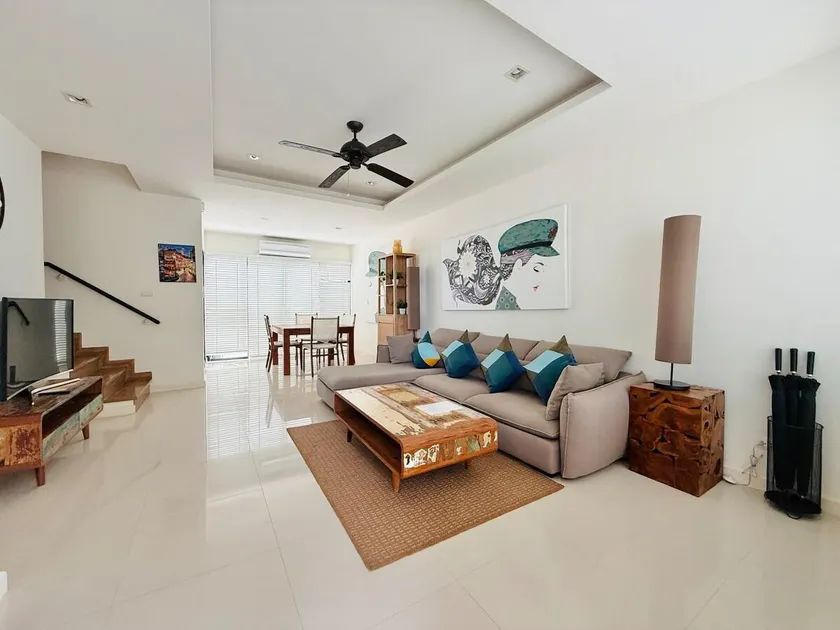 Cozy 3 bedroom town house 800m to beach - Image 1