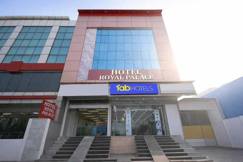 FabHotel Royal Palace Peera Garhi - Image 1