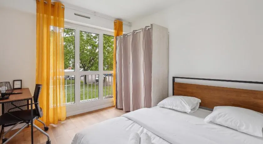 Duplex apartment downtown with parking - Image 1